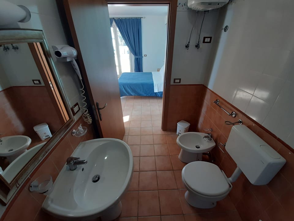 Superior Apartment, Pool View | Bathroom