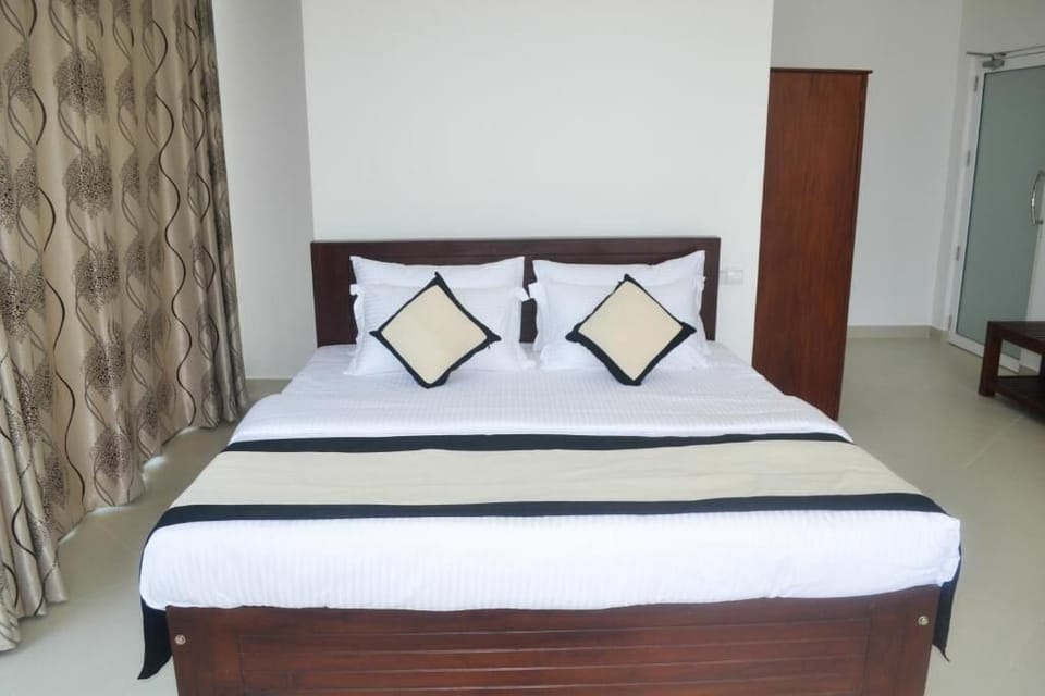Deluxe Double Room, Balcony, Ocean View | Laptop workspace