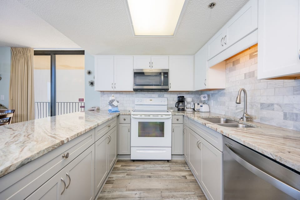 Condo, 3 Bedrooms | Private kitchen | Fridge, oven, coffee/tea maker