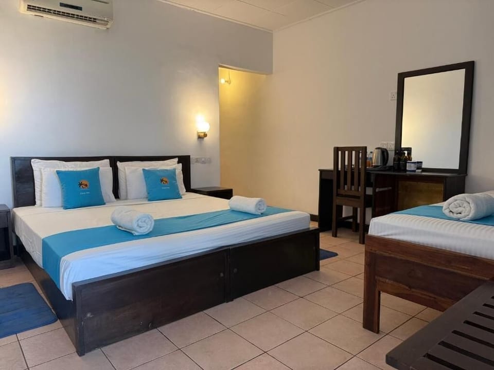 Deluxe Double Room, Balcony, Ocean View | Desk, laptop workspace
