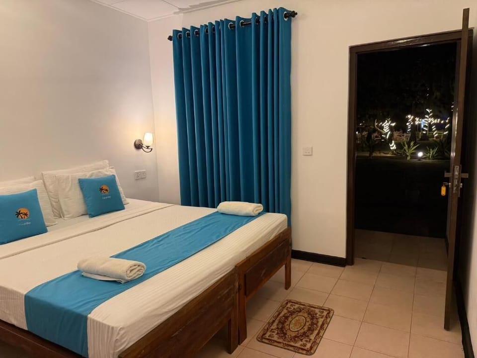 Deluxe Double Room, Balcony, Ocean View | Desk, laptop workspace