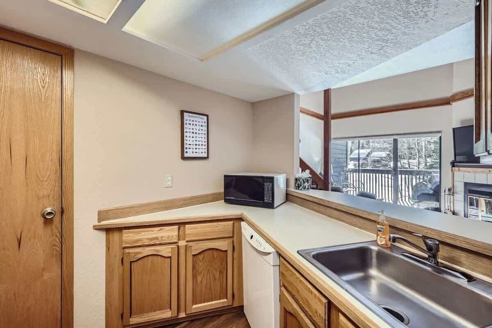 Condo, Multiple Beds, Balcony, Mountain View (A-F-MSF258) | Private kitchen