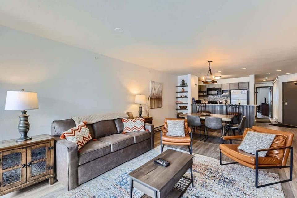 Condo, Multiple Beds, Balcony, Mountain View (A-K-LFT202) | Living area