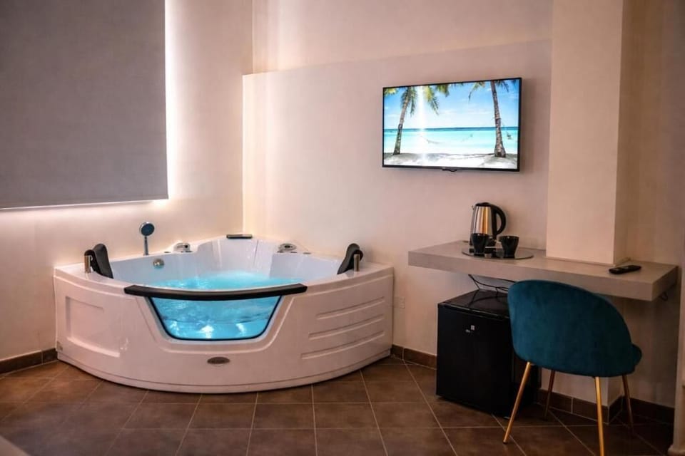 Suite, Balcony, Courtyard View | Interior