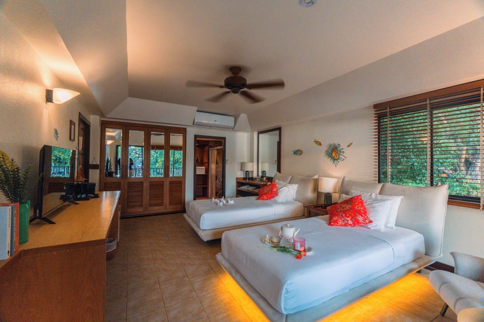 Deluxe Sky View | Minibar, in-room safe, desk, iron/ironing board