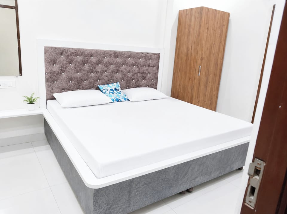 Hypo-allergenic bedding, desk, soundproofing, free WiFi