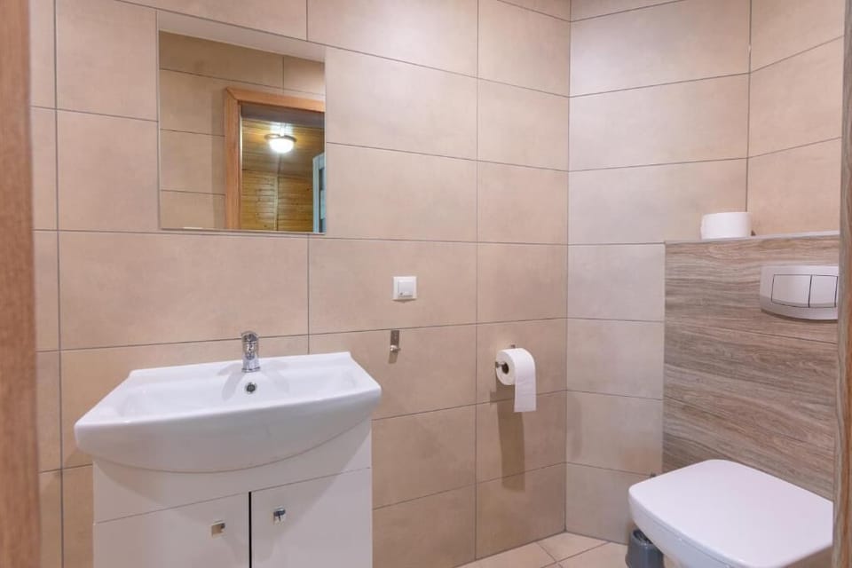 Classic Twin Room | Bathroom | Shower, towels, toilet paper