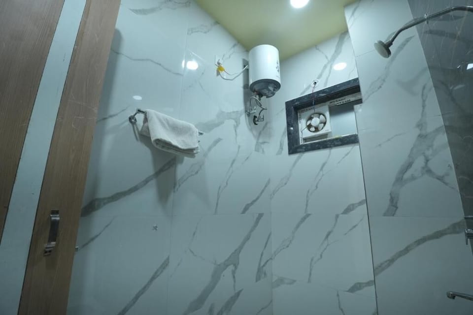 Standard Double Room, Balcony, Garden View | Bathroom | Shower, free toiletries, slippers, towels