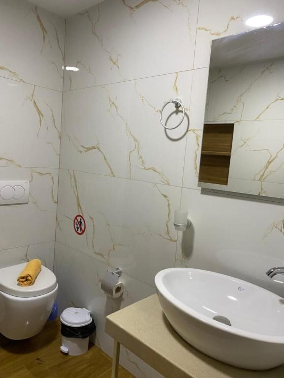 Standard Triple Room, Balcony, Garden View | Bathroom | Shower, free toiletries, hair dryer, towels