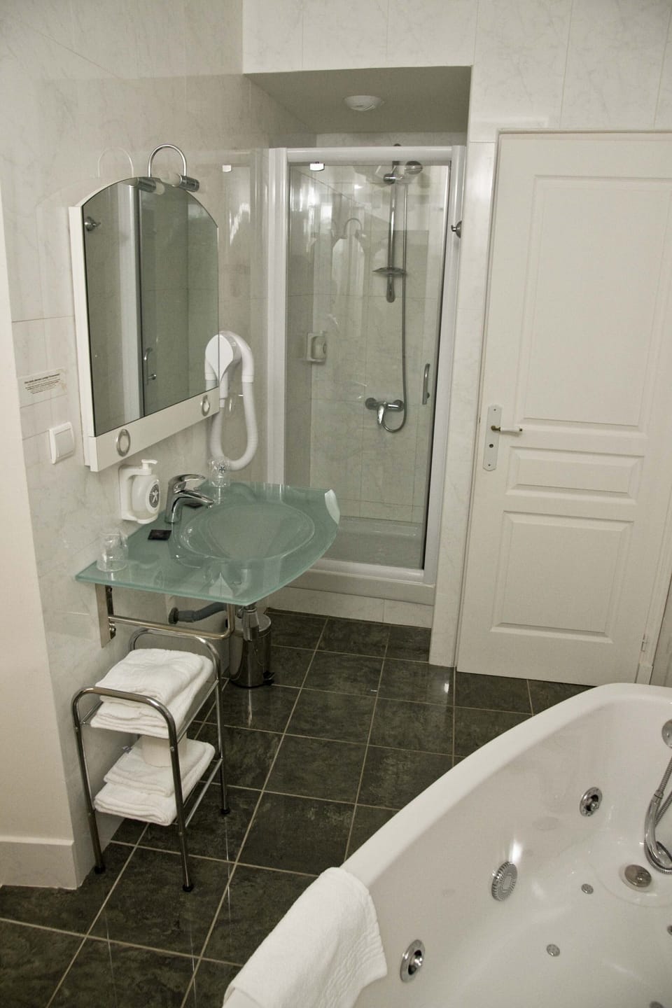 Superior Double Room | Bathroom | Shower, free toiletries, hair dryer, towels
