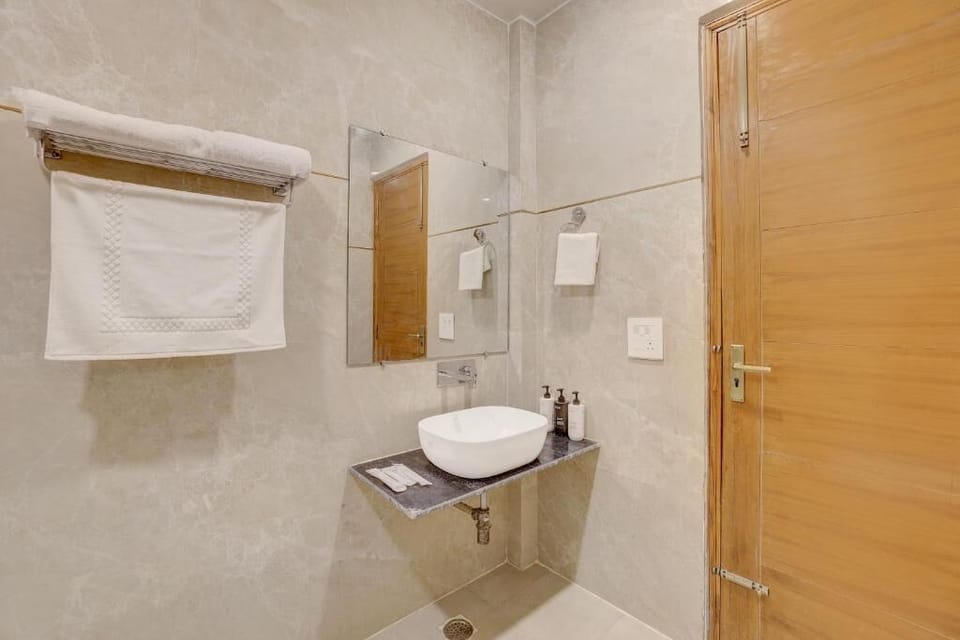 Alaya Stays Zinnia 2BHK Apartment Apartment in Noida