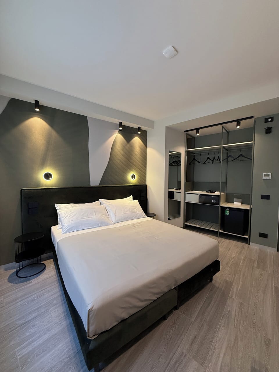 Double or Twin Room | Minibar, in-room safe, desk, laptop workspace