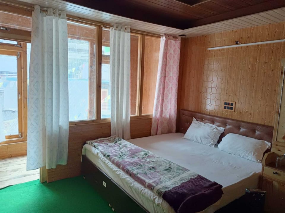 Deluxe Room | Rollaway beds, free WiFi, bed sheets