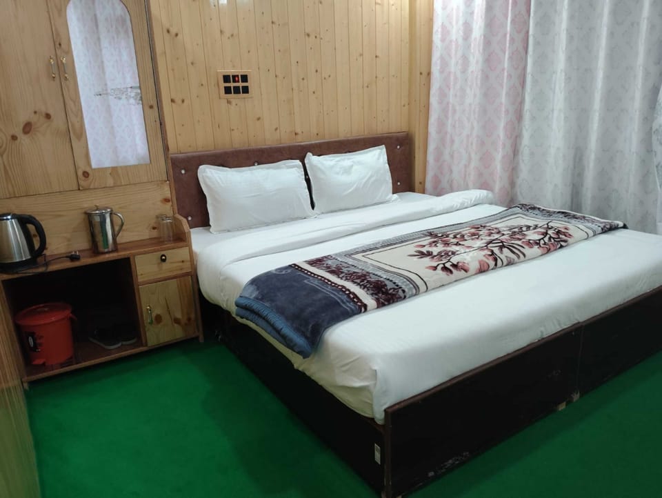 Deluxe Room | Rollaway beds, free WiFi, bed sheets