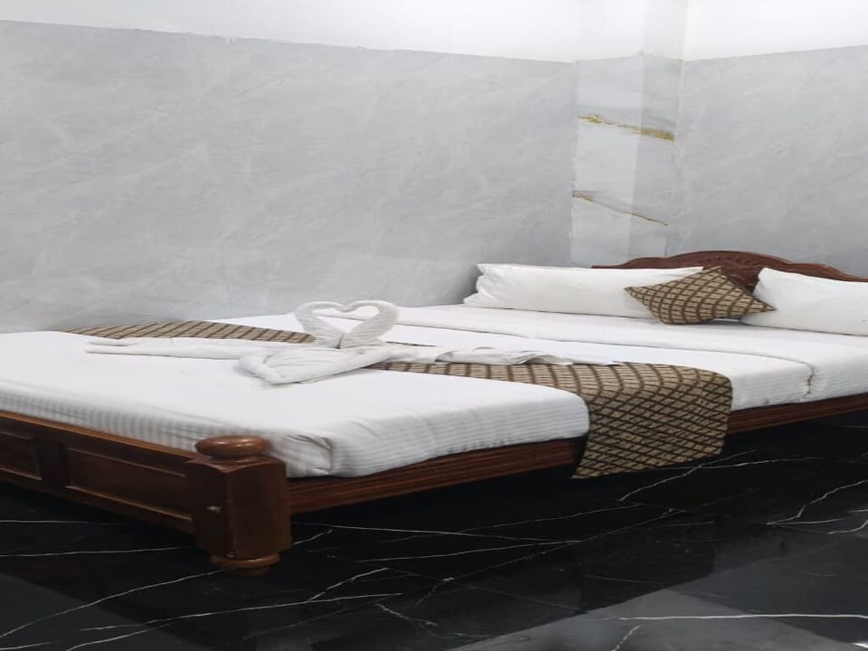 Basic Double Room, Garden View | Desk