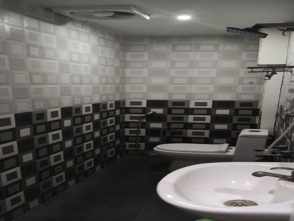Basic Double Room, Garden View | Bathroom | Free toiletries, towels, soap, shampoo