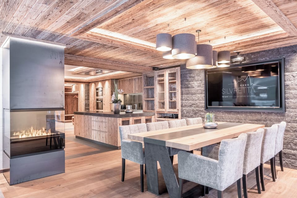 Luxury Suite, Balcony, Mountain View | Dining