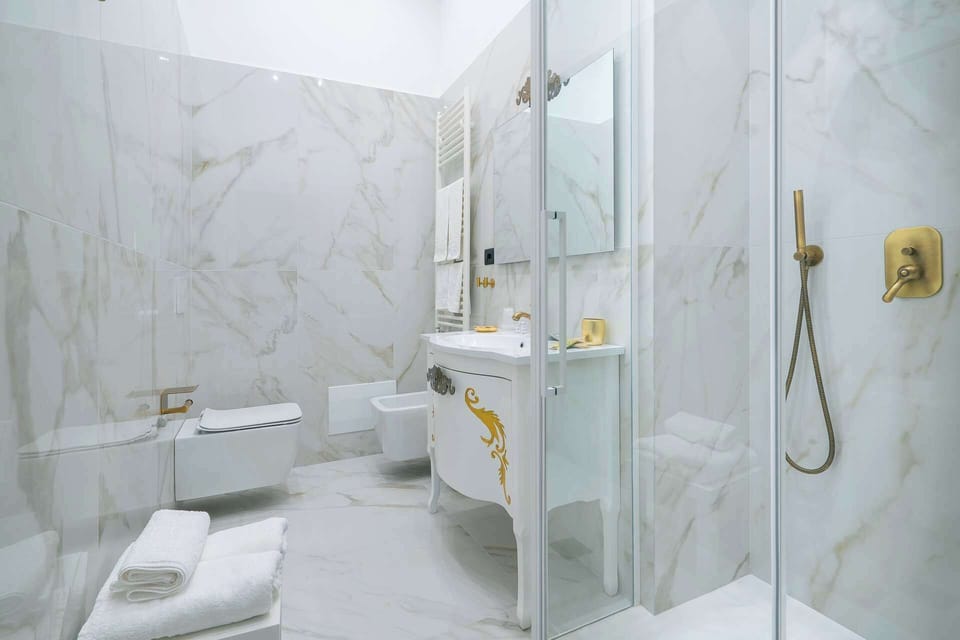 Luxury Double Room, Balcony, City View | Bathroom | Shower, rainfall showerhead, free toiletries, bidet