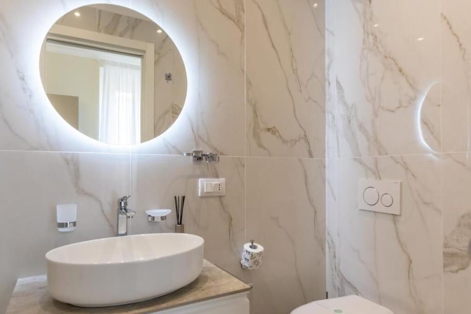 Deluxe Double Room, City View | Bathroom | Free toiletries, hair dryer, slippers, towels