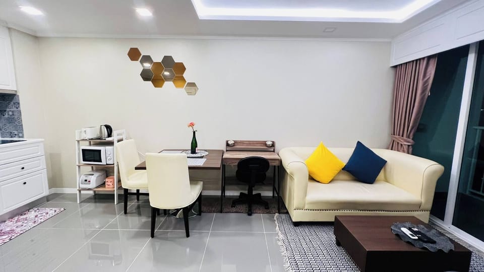 Condo, 1 Bedroom, Accessible, Smoking | Living area