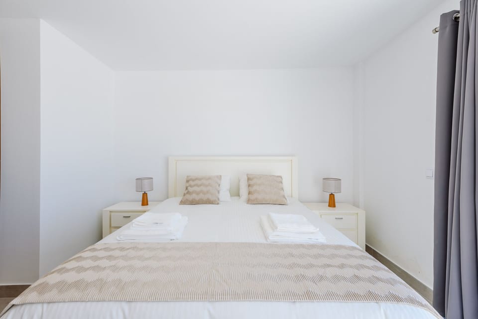 3 bedrooms, cribs/infant beds, bed sheets