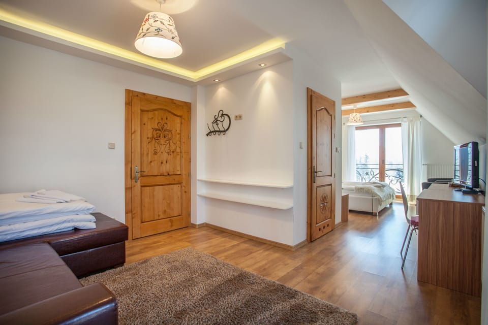 Quadruple Room (201364738) | Living area | LED TV