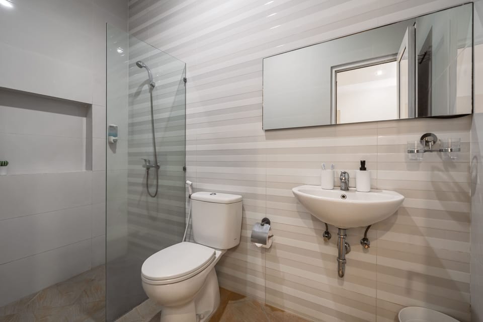 Shower, free toiletries, towels, toilet paper