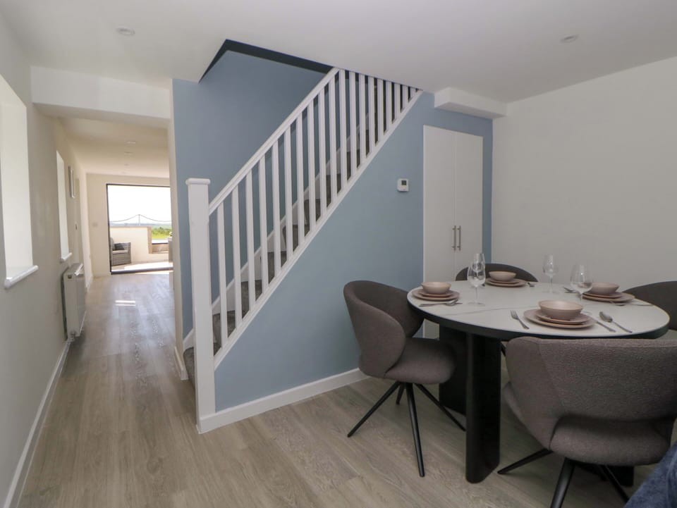 Cottage | Dining