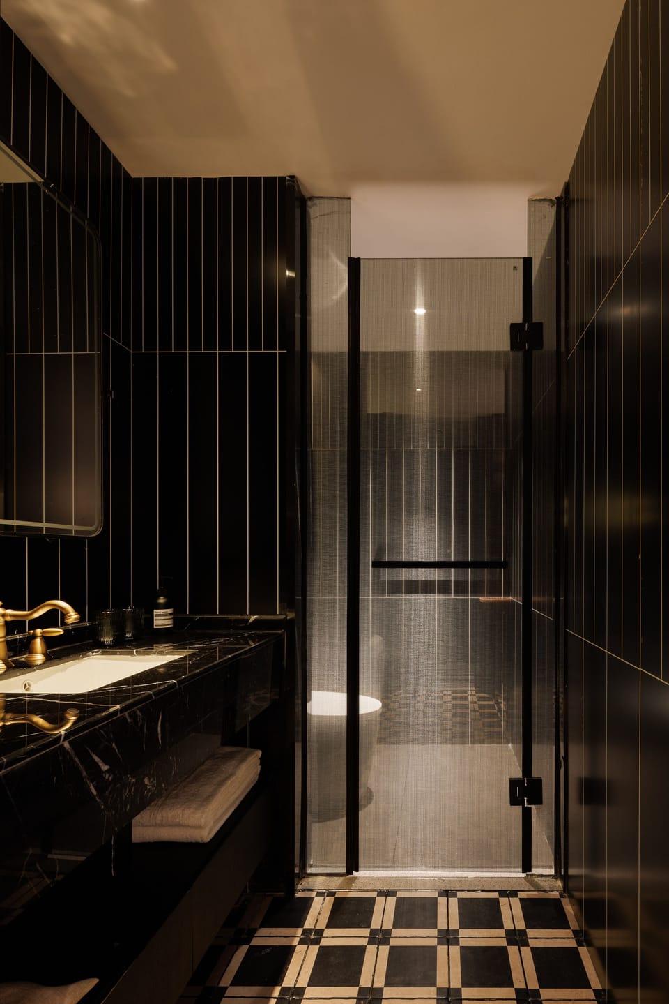 Executive Suite, Courtyard View | Bathroom | Rainfall showerhead, free toiletries, hair dryer, bathrobes