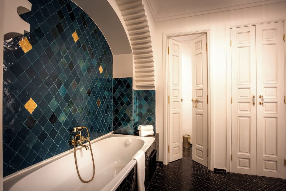 Superior Double Room, Non Smoking, Courtyard View | Bathroom | Hair dryer, bathrobes, slippers, towels