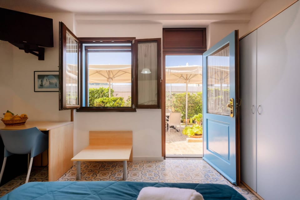 In-room safe, soundproofing, WiFi (free)