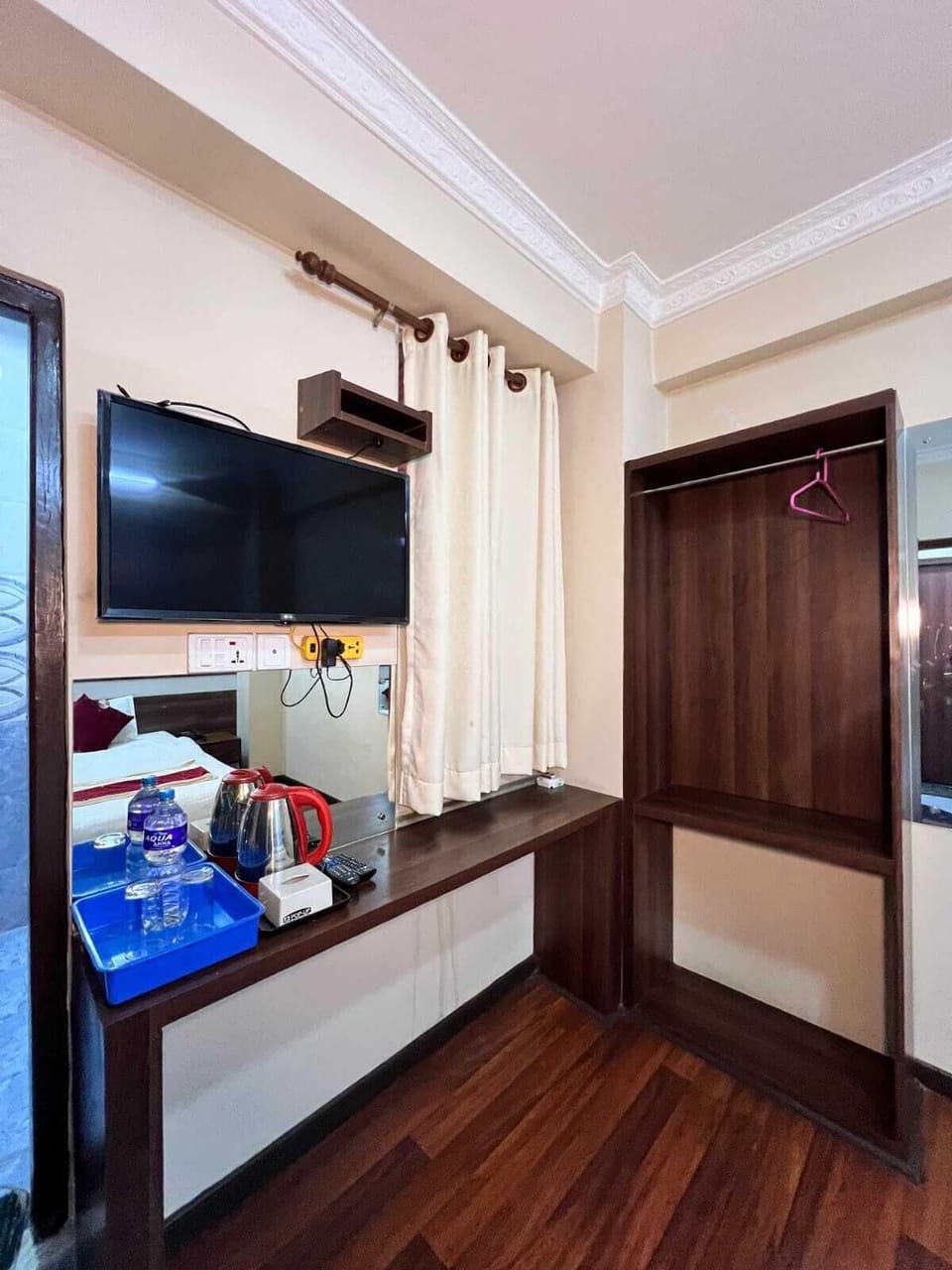 Desk, laptop workspace, free WiFi