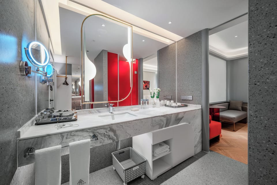 Classic Double Room, City View | Bathroom | Shower, rainfall showerhead, free toiletries, hair dryer