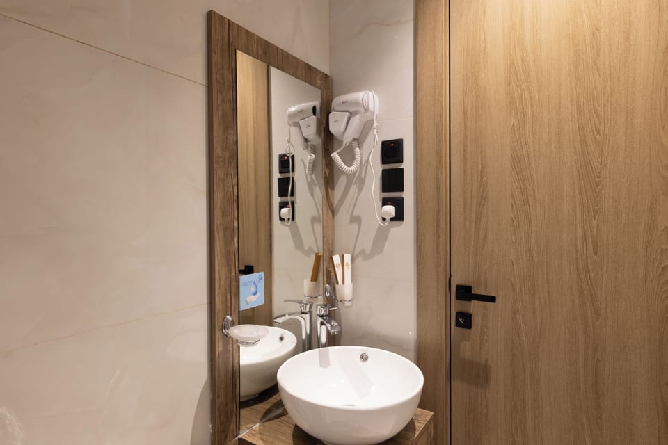 Deluxe Room | Bathroom | Hair dryer, towels, soap, shampoo