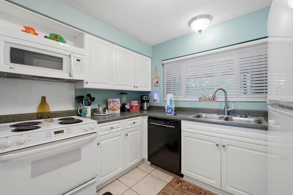 Condo, Multiple Beds (Needle Rush Point E13) | Private kitchen