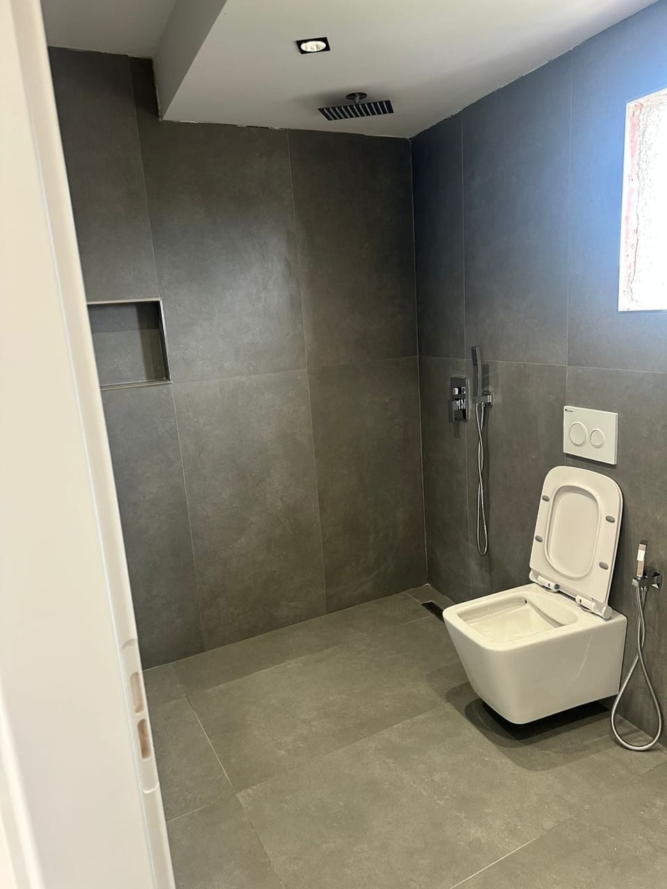 Deluxe Double Room | Bathroom | Free toiletries, towels, soap, shampoo