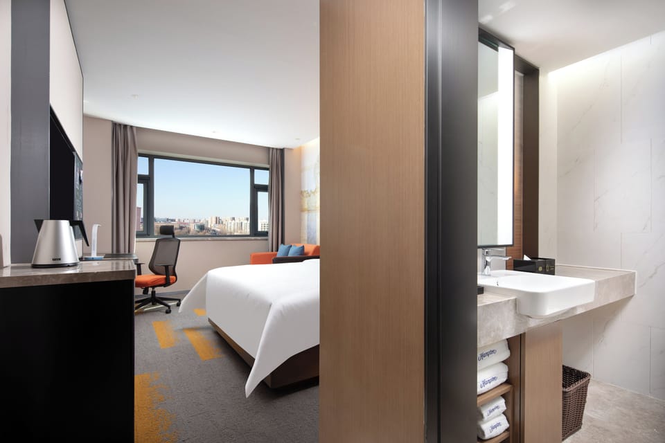 Superior Queen Room | In-room safe, desk, laptop workspace, blackout drapes