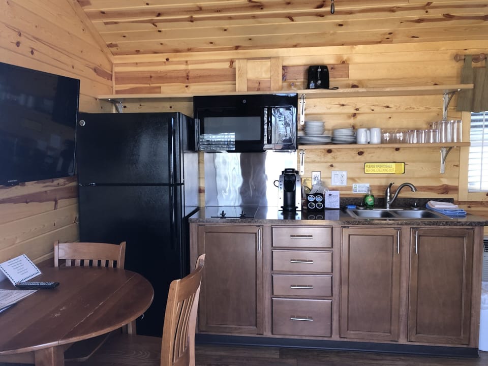 Deluxe Cottage, 2 Bedrooms | Private kitchen