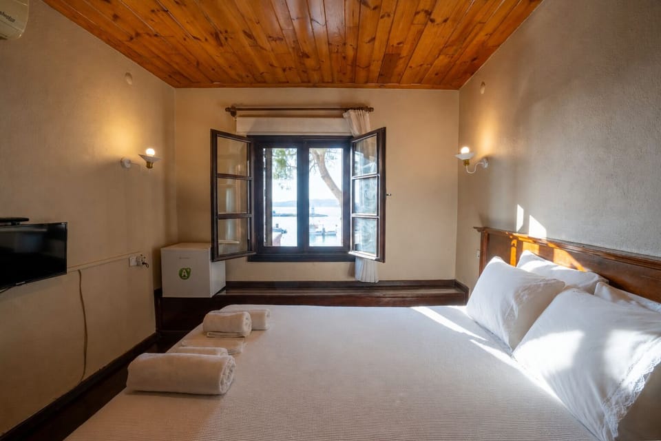 Deluxe Double Room, Sea View | Minibar, WiFi (free), bed sheets
