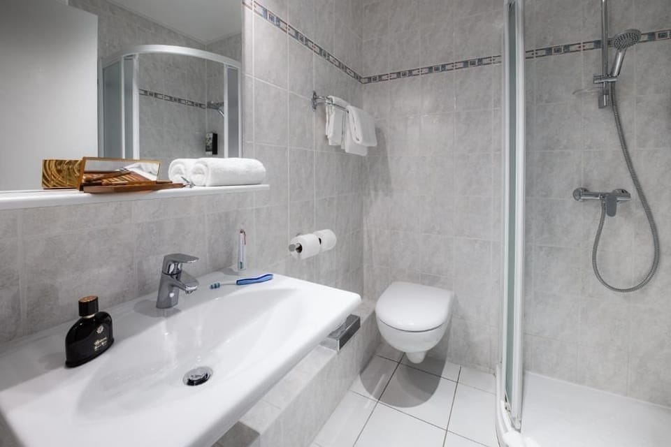 Standard Twin Room | Bathroom