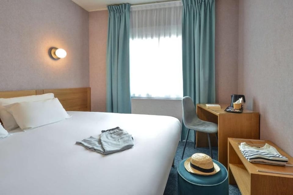 Superior Double Room, 1 King Bed | Soundproofing, free WiFi