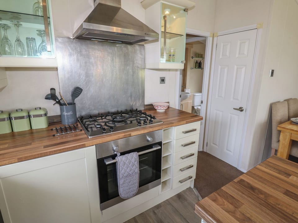 Cottage | Private kitchen | Dishwasher, cookware/dishes/utensils