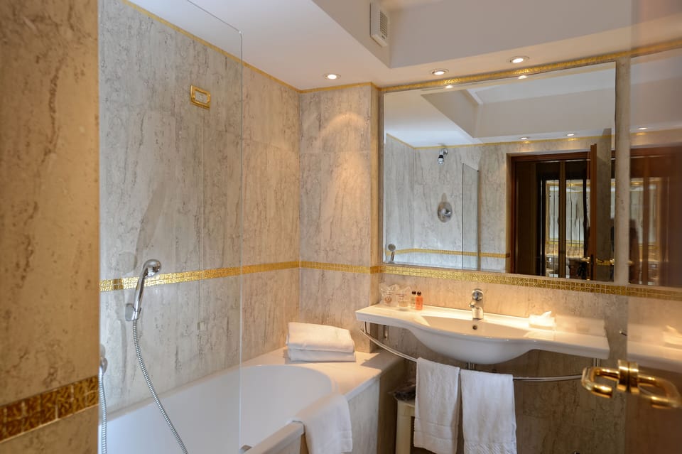 Superior Room (Saint Mark view) | Bathroom | Rainfall showerhead, free toiletries, hair dryer, slippers