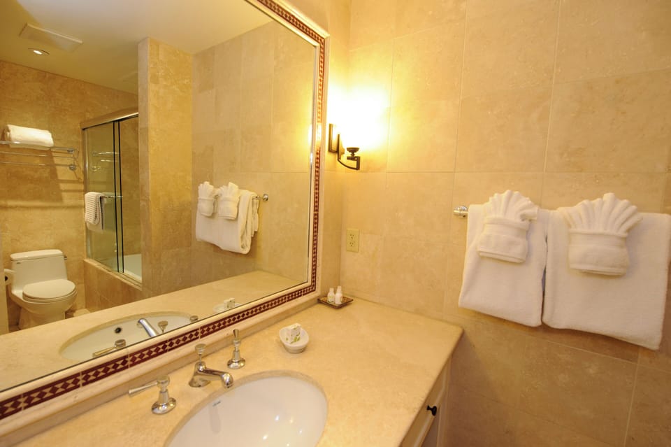Combined shower/tub, free toiletries, towels, soap