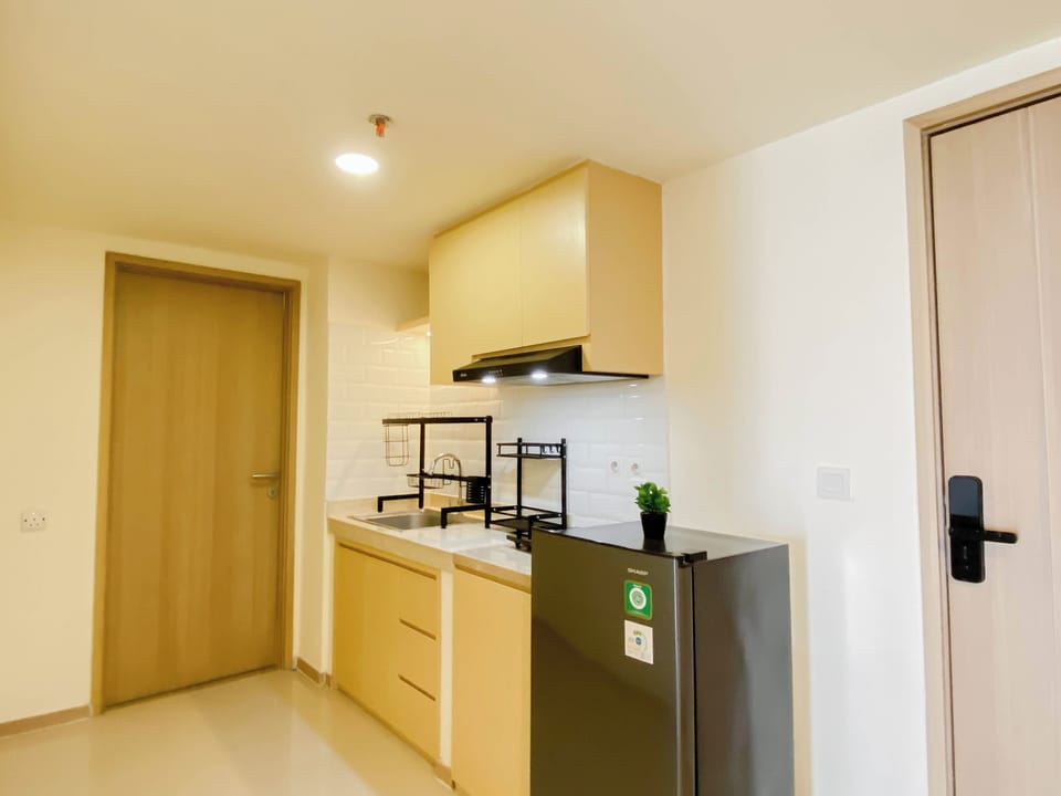 Standard Apartment | Private kitchen | Fridge, electric kettle
