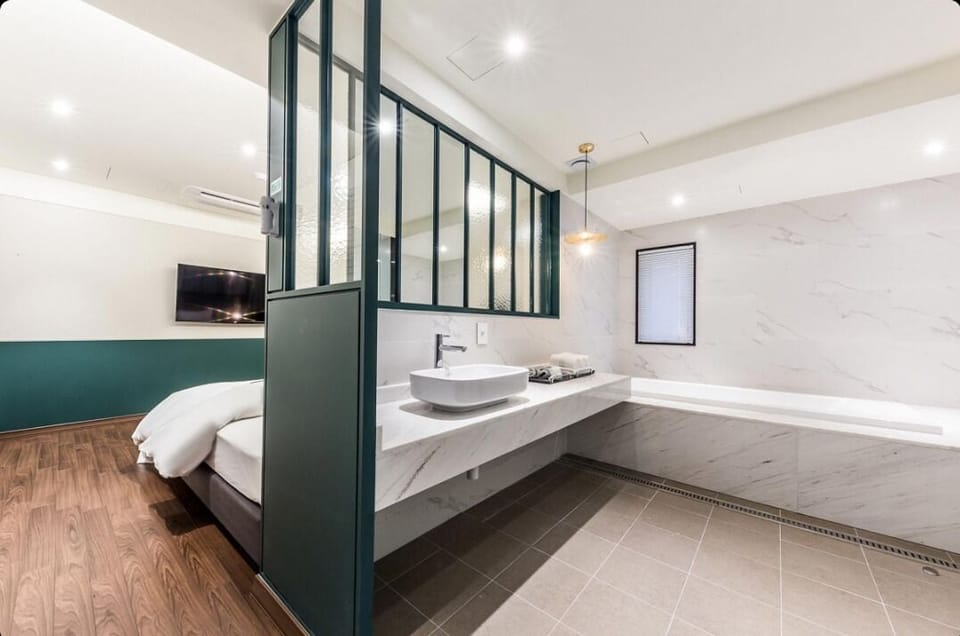 Suite | Bathroom | Hair dryer, bidet, heated floors, towels
