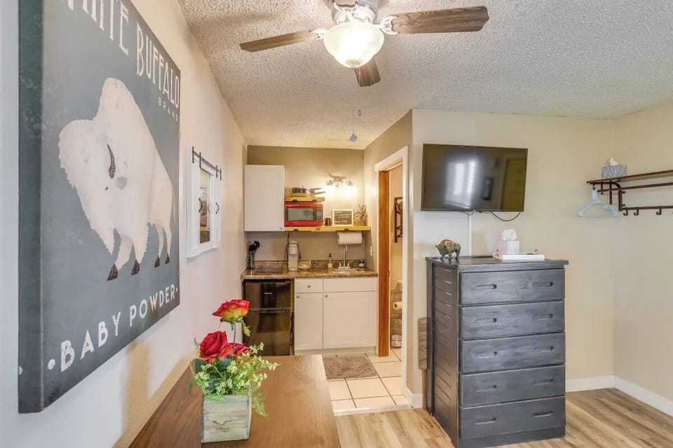 Coffee/tea maker, mini-fridge, microwave, stovetop