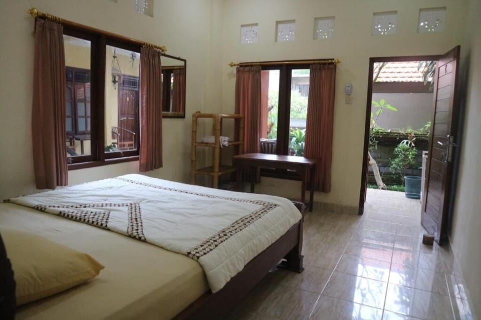 Standard Double Room, Courtyard View | Desk, free WiFi