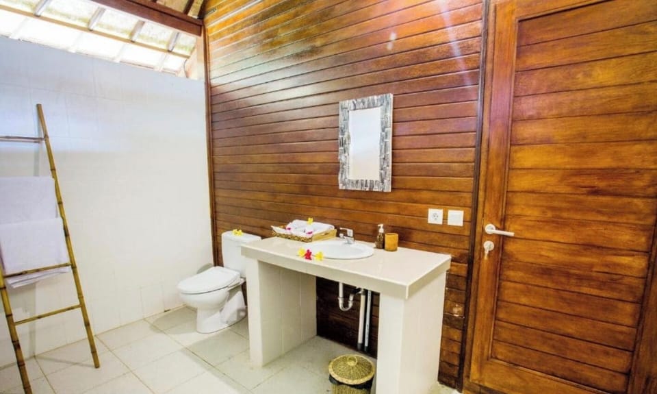 Double Room, Beach View | Bathroom | Shower, free toiletries, hair dryer, towels