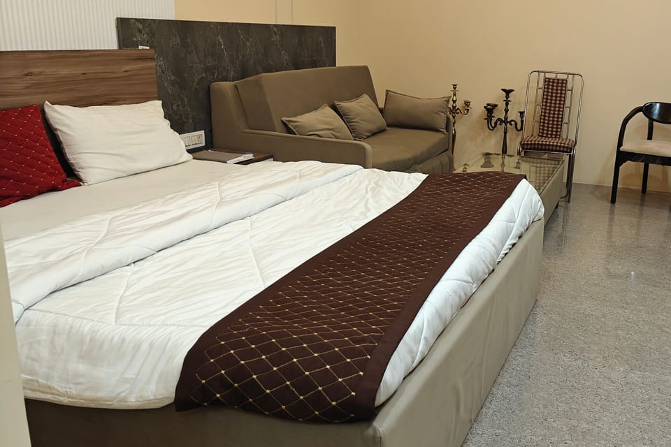 Family Room | Desk, laptop workspace, free WiFi